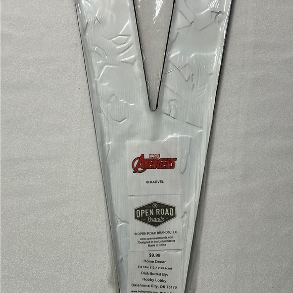 New Marvel Metal Letter V with Avengers Design NIP NOS Factory Sealed - Picture 6 of 10